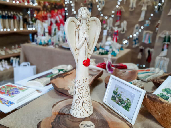 Angel with heart - beige -  35 x 15 cm decorative figurine 