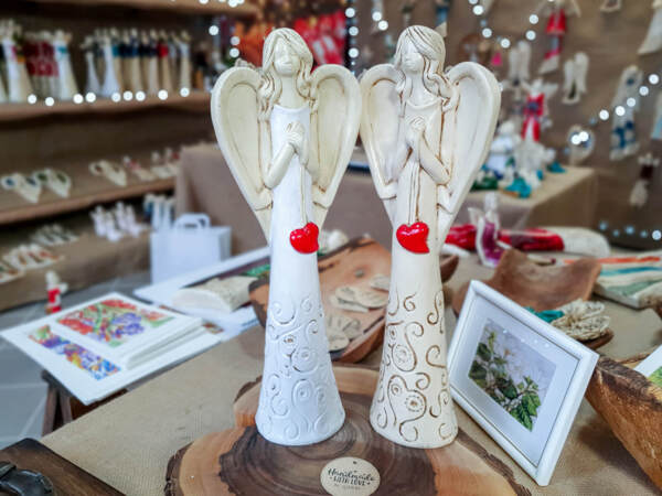 Angel with heart - beige -  35 x 15 cm decorative figurine 