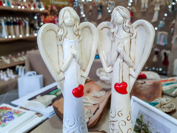 Angel with heart - beige -  35 x 15 cm decorative figurine 
