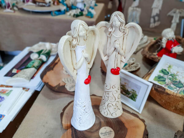 Angel with heart - beige -  35 x 15 cm decorative figurine 
