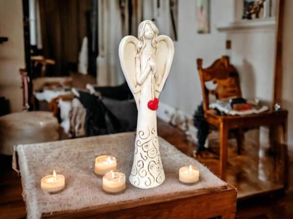 Angel with heart - beige -  35 x 15 cm decorative figurine 