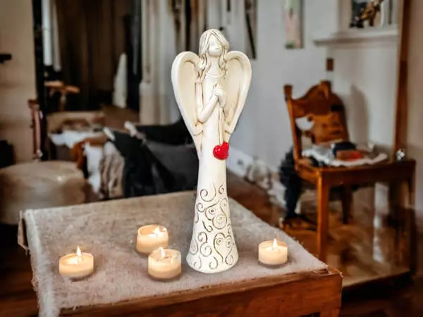 Angel with heart - beige -  35 x 15 cm decorative figurine 