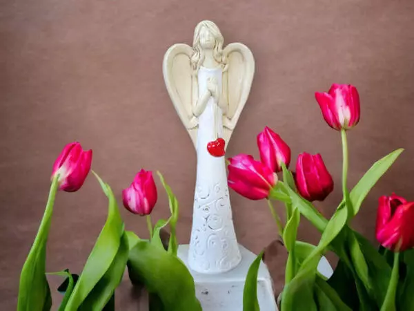 Angel with heart - white -  35 x 15 cm decorative figurine 